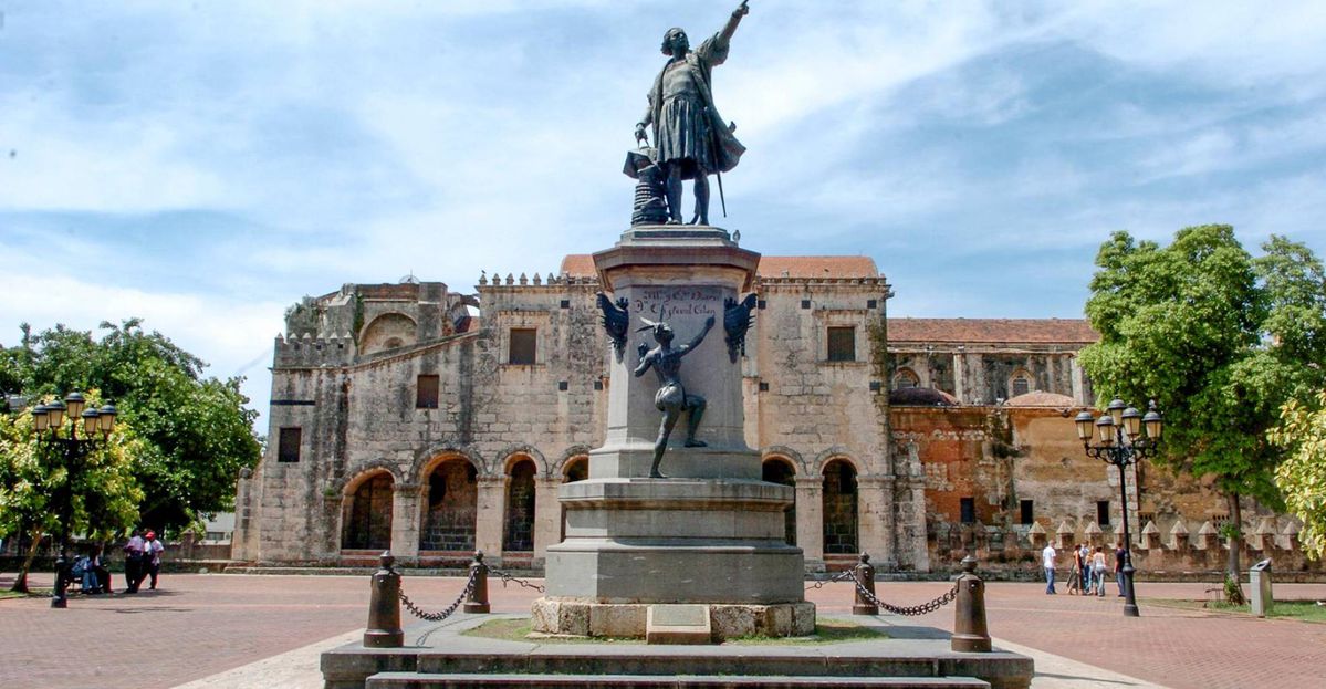 Parque Colón y arquitectura de la Zona Colonial de Santo Domingo